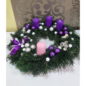 Lila gyertyás adventi koszorú