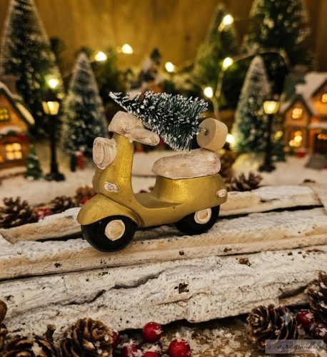 Arany Vespa fenyőfával 8 cm
