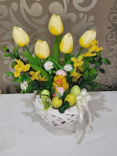 Csibés,sárga tulipános asztaldísz