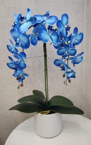 Égszínkék Elegancia – Élethű Orchidea Kerámia Kaspóban (55 cm)