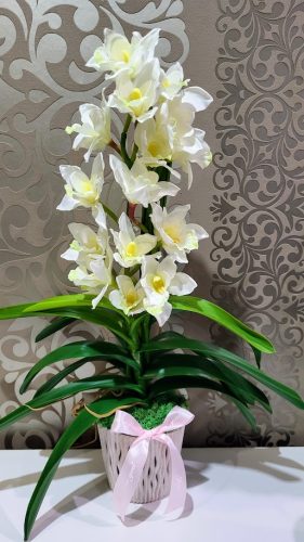 Fehér élethű orchidea rózsaszín szalaggal