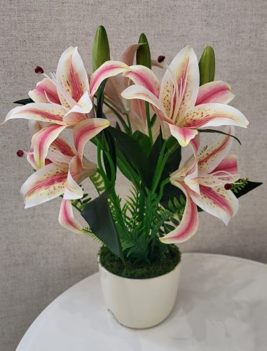  Rózsaszín-fehér élethű gumi liliom kerámia kaspóban – a romantika virága