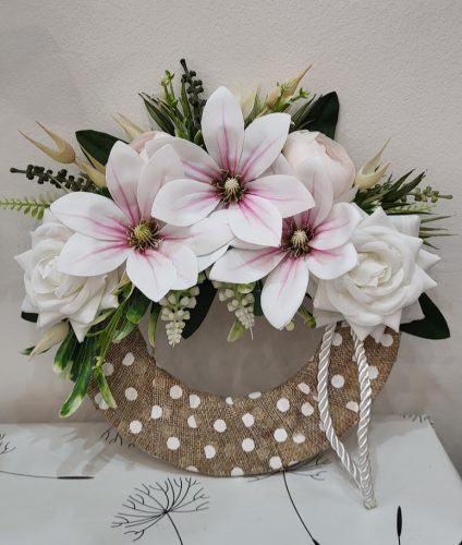 „Hajnali Pír” – Rusztikus Kopogtató Pasztell Rózsaszín Magnóliákkal