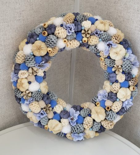 Elegáns kék–bézs ajtódísz