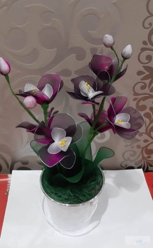 Lila-fekete, két ágú orchidea harisnyából