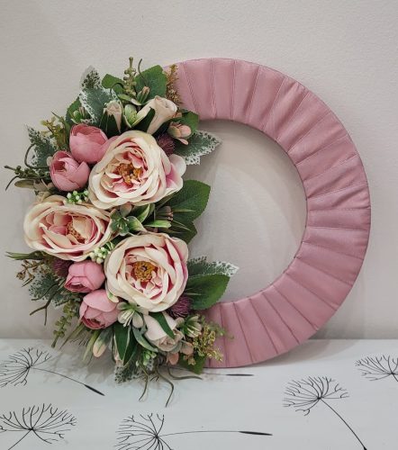 Mályva Varázs – Kézműves Tavaszi Ajtódísz Szatén Fénnyel