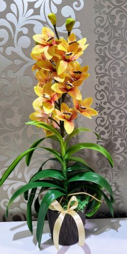 Narancssárga élethű orchidea sárga szalaggal