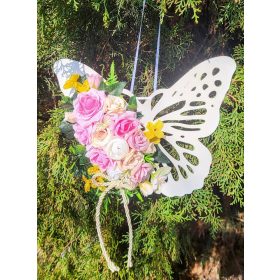 Pillangó formájú ajtódísz,rózsaszín virágokkal