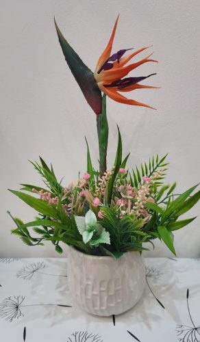 „Paradicsommadár Szárnyalása” – Exkluzív Papagájvirágos Asztaldísz