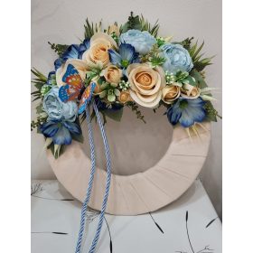   „Pillangó Tánca” – Bársony Szalagos Ajtódísz Élethű Virágokkal