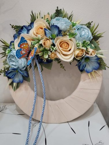 „Pillangó Tánca” – Bársony Szalagos Ajtódísz Élethű Virágokkal