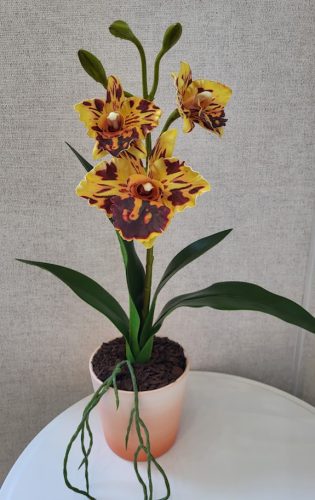  Sárga-barna orchidea gumiból – 53 cm magas, színátmenetes kaspóban