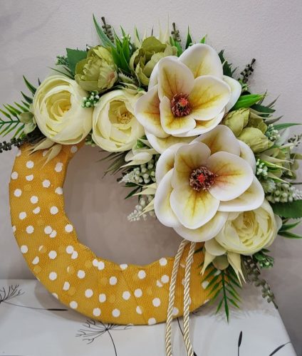 „Tavaszi Ébredés” – Sárga Pöttyös Kopogtató Élethű Boglárkákkal