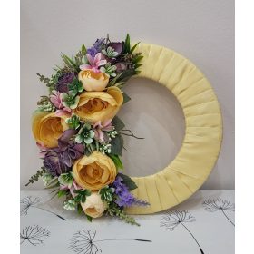 Tavaszi Zsongás – Vidám Sárga Koszorú Lila Virágokkal