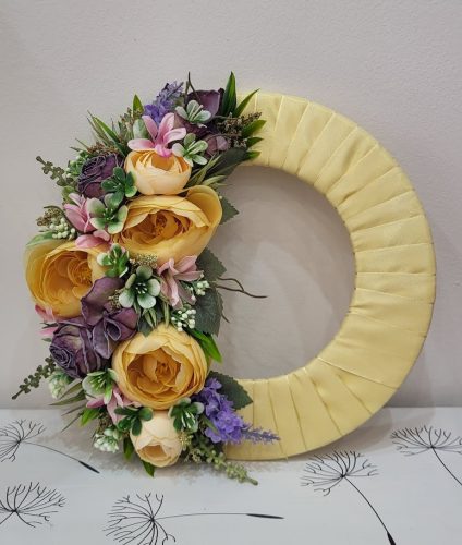 Tavaszi Zsongás – Vidám Sárga Koszorú Lila Virágokkal